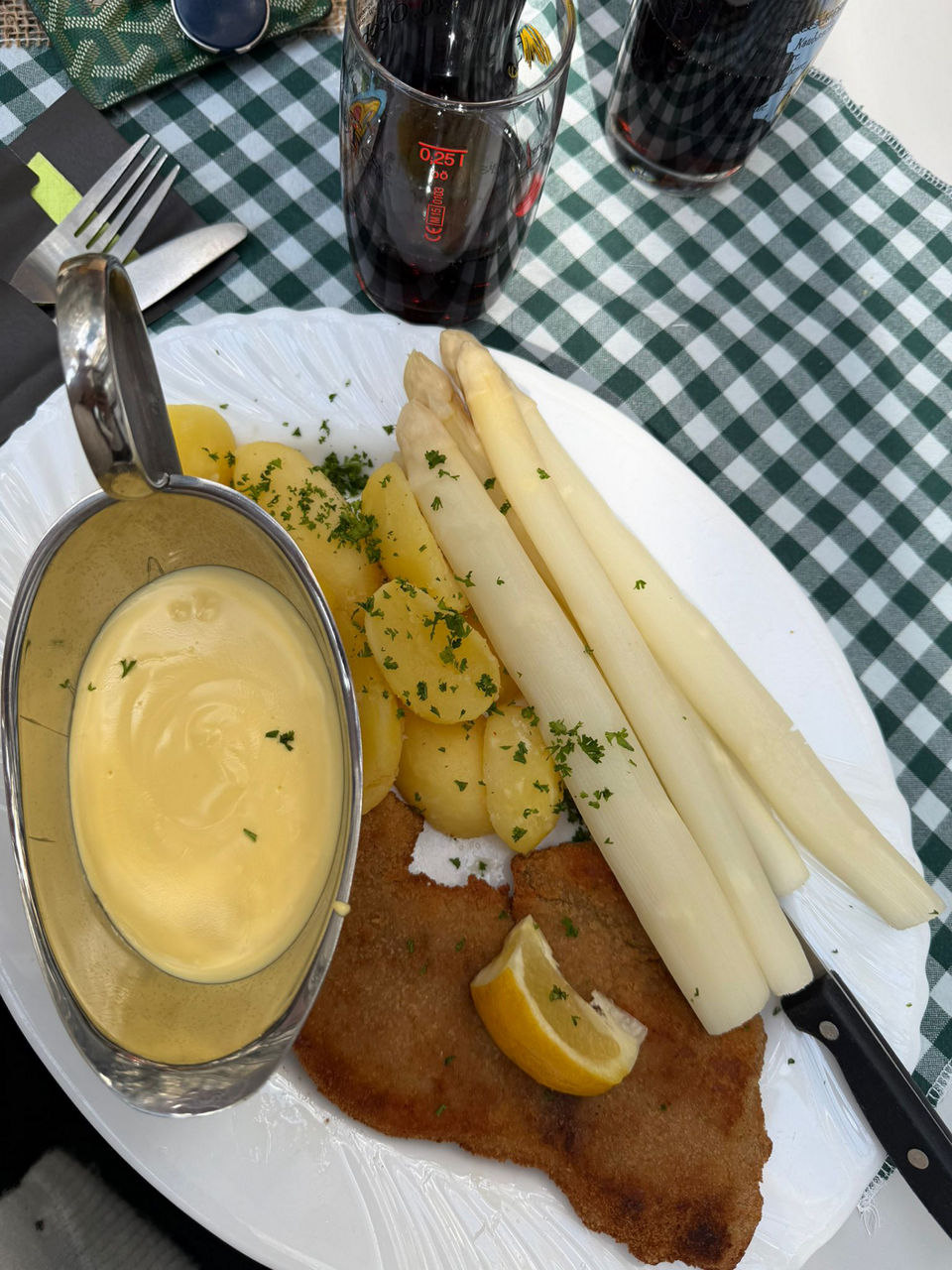 Dauderts Spargelbesen im Atrium des VolksbankHauses.