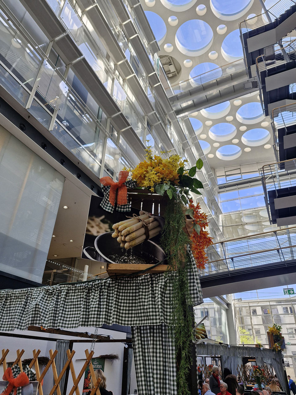 Dauderts Spargelbesen im Atrium des VolksbankHauses.