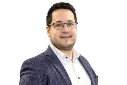Portraitbild Herr Manuel Dauser, Mitarbeiter der Bopfinger Bank Sechta-Ries eG mit blauem Jacket und weißem Hemd