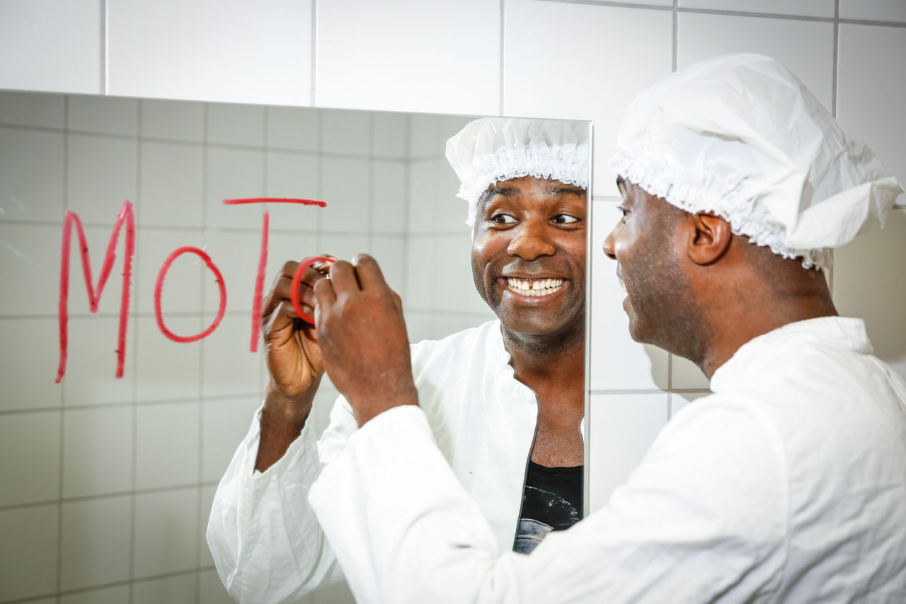 Ein Foto von Comedian Dave Davis in seiner Rolle als ''Motombo''.