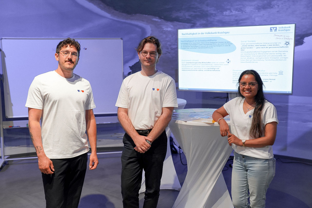 David, Joshua und Niharika an ihrem Stand zum Thema Nachhaltigkeit