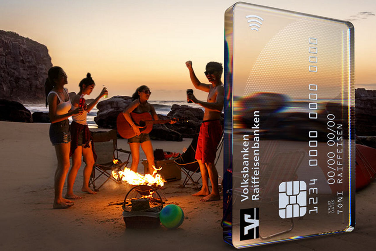 Eine Gruppe von jungen Leuten feiert auf einem Strand eine Party