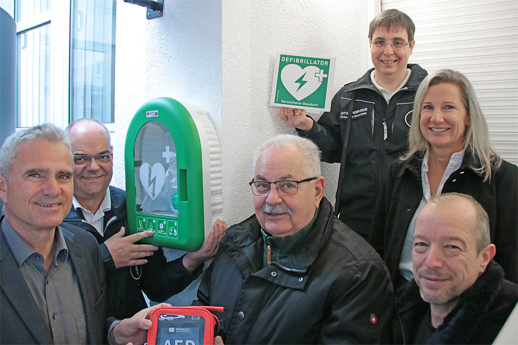 Übergabe des Defibrillators für Kleinsachensheim