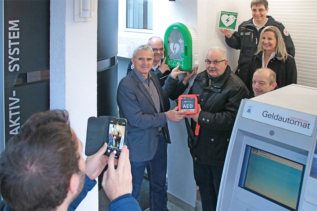 Übergabe des Defibrillators für Kleinsachensheim