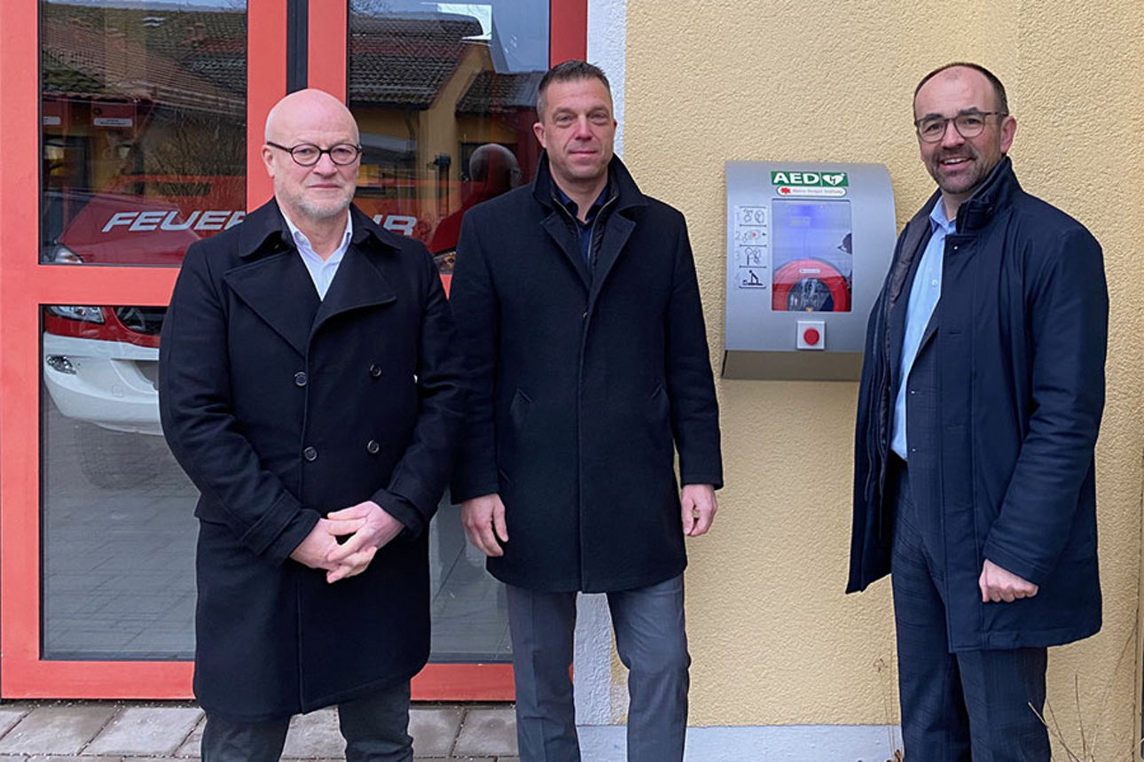 Drei Männer in Winterkleidung schauen in die Kamera