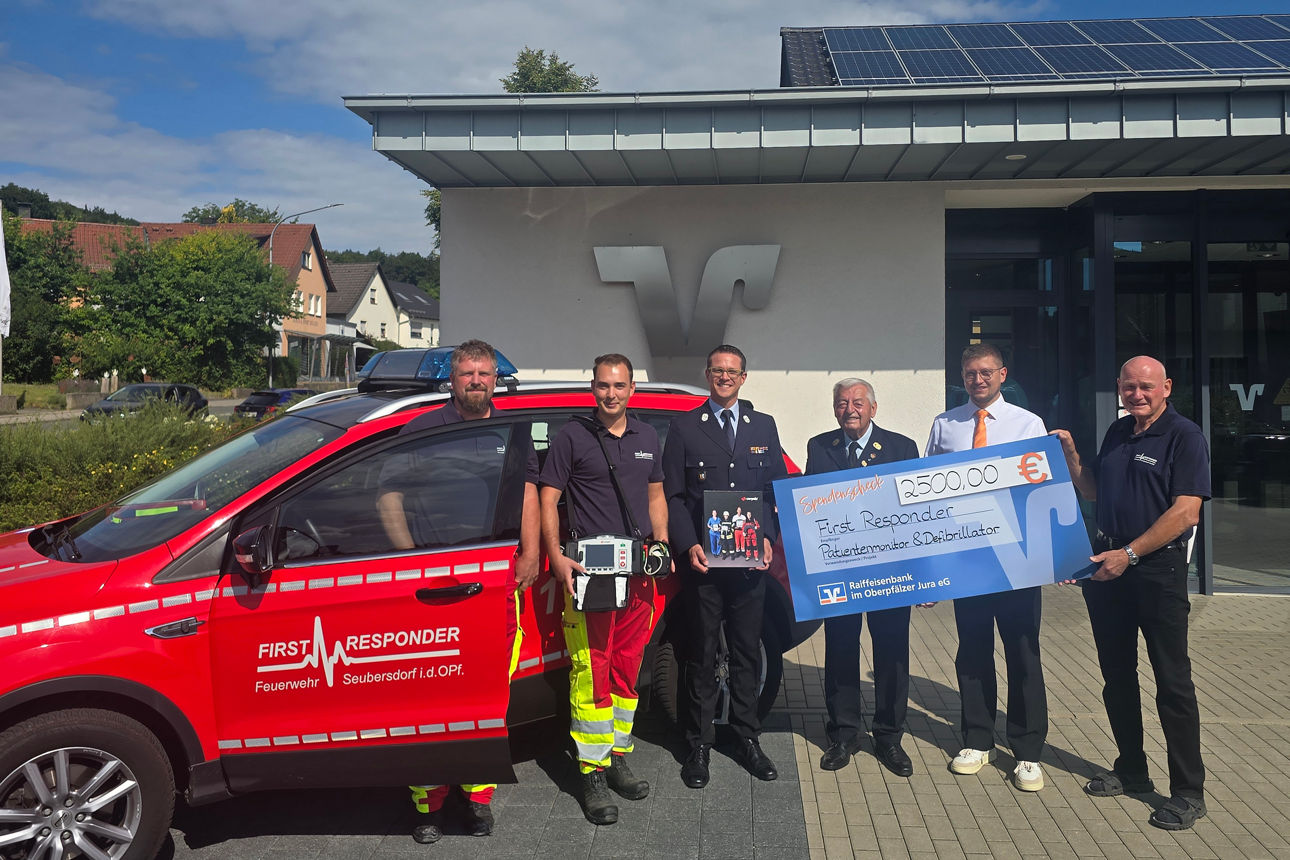 Spendenübergabe vor der Geschäftsstelle Seubersdorf