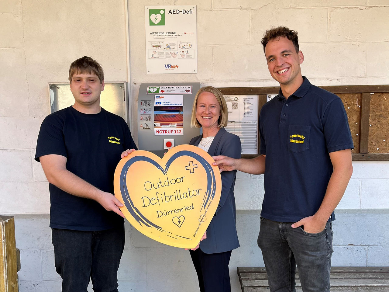 Übergabe eines Outdoor-Defibrillators an die Feuerwehr Dürrenried.