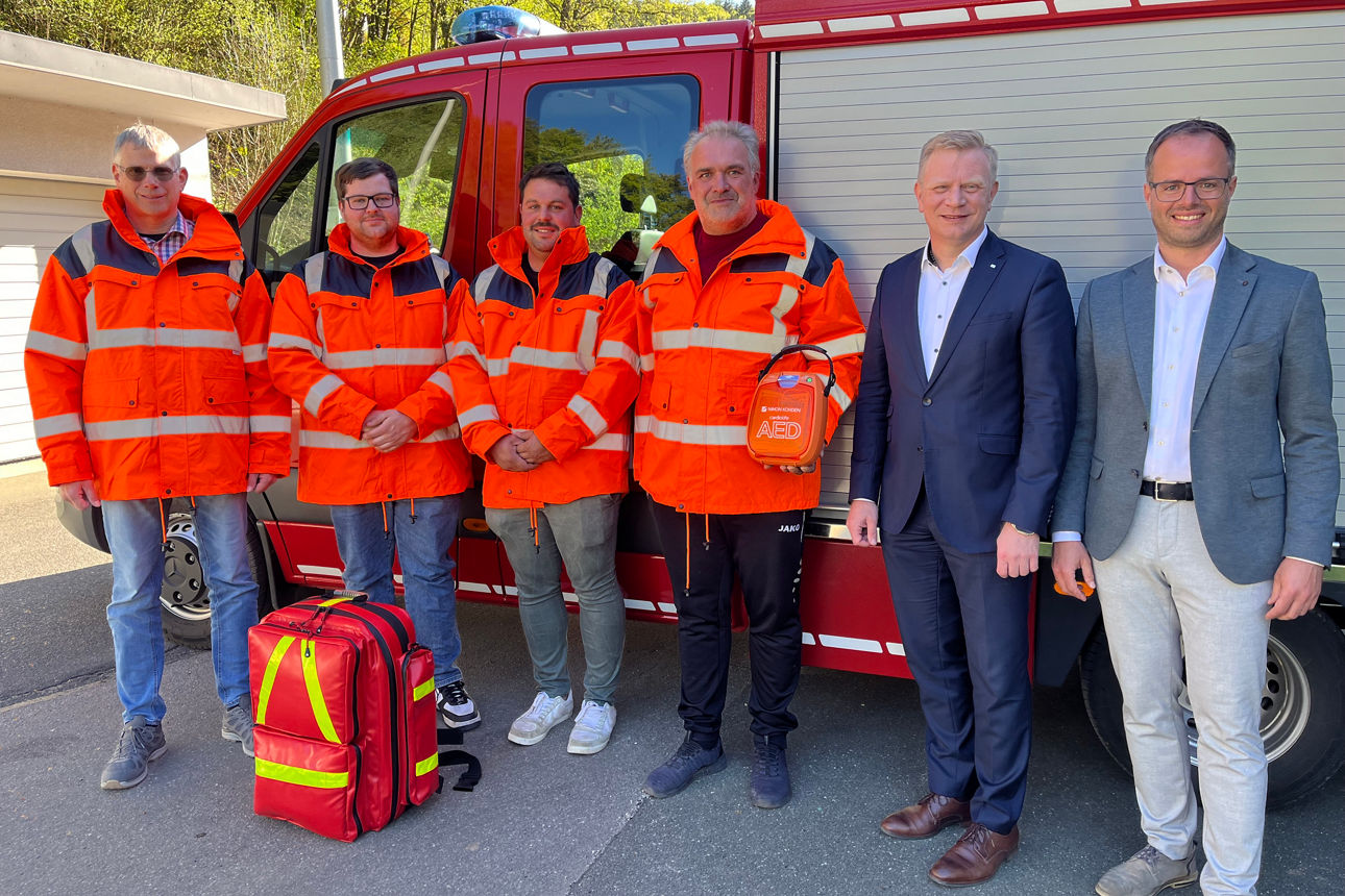 Gruppenbild unserer Vorstandsmitglieder mit vier Mitgliedern der FFW Hirschbach bei Defibrillatorübergabe