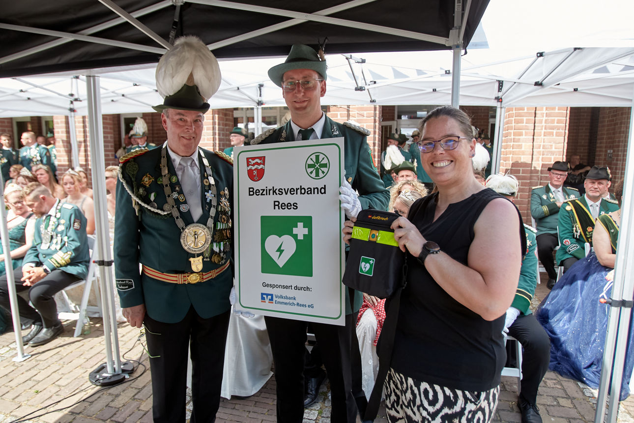 Bankmitarbeiterin übergibt Defibrillator an die Schützen Rees