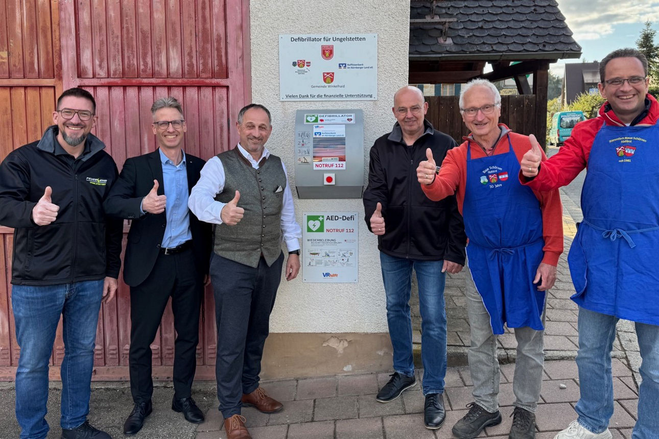 Der neue Defibrillator am Feuerwehrhaus Ungelstetten wurde offiziell übergeben.