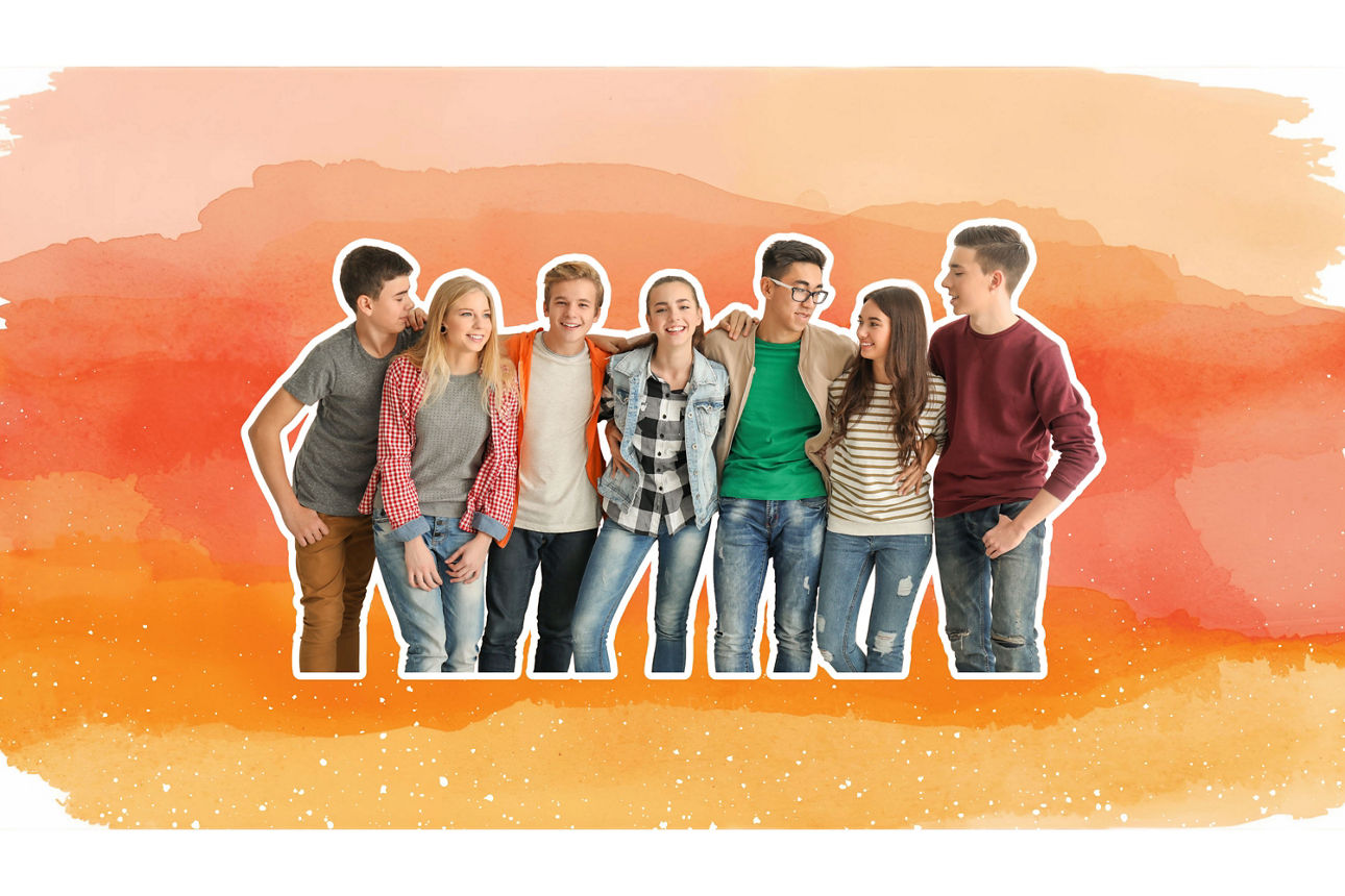 Sieben Jugendliche stehen eng beieinander vor einem künstlerischen, orangefarbenen Aquarellhintergrund.