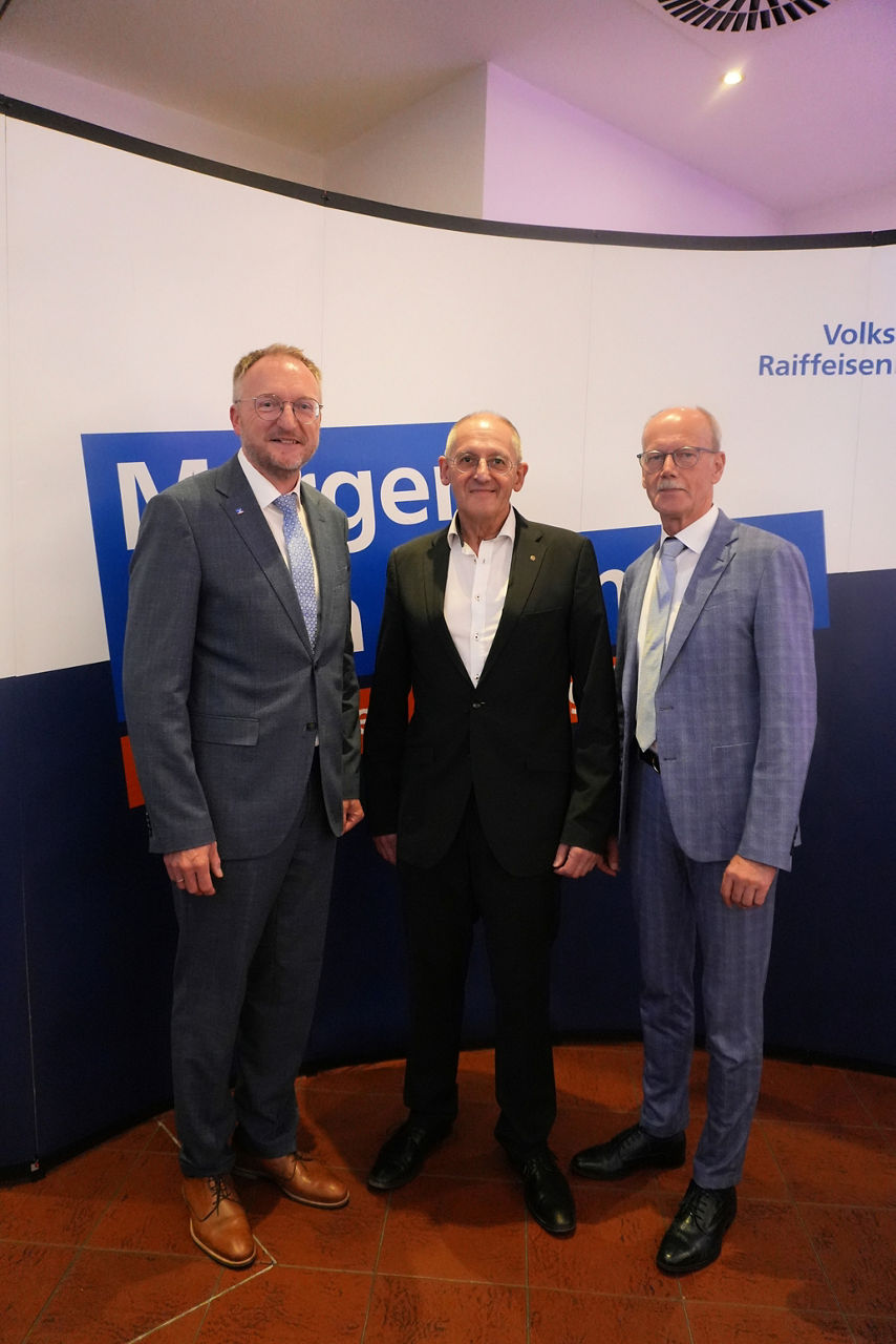 Drei Herren im Anzug bei einer Veranstaltung, von links nach rechts Herr Dietermann, Herr Brockhaus und Herr König.