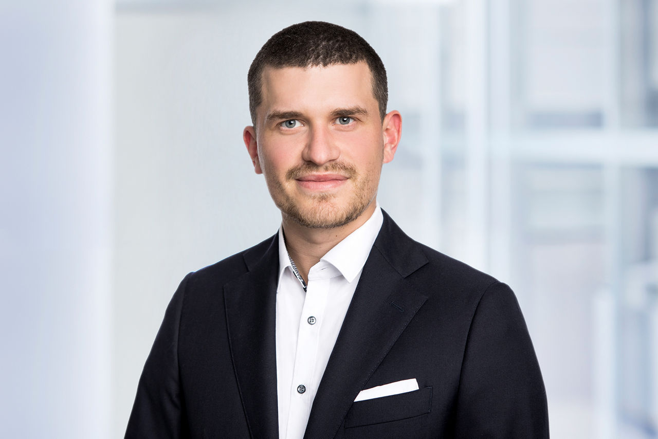 Portrait zeigt Denis Staufer, Mitarbeiter der Unternehmensplanung-/ steuerung
