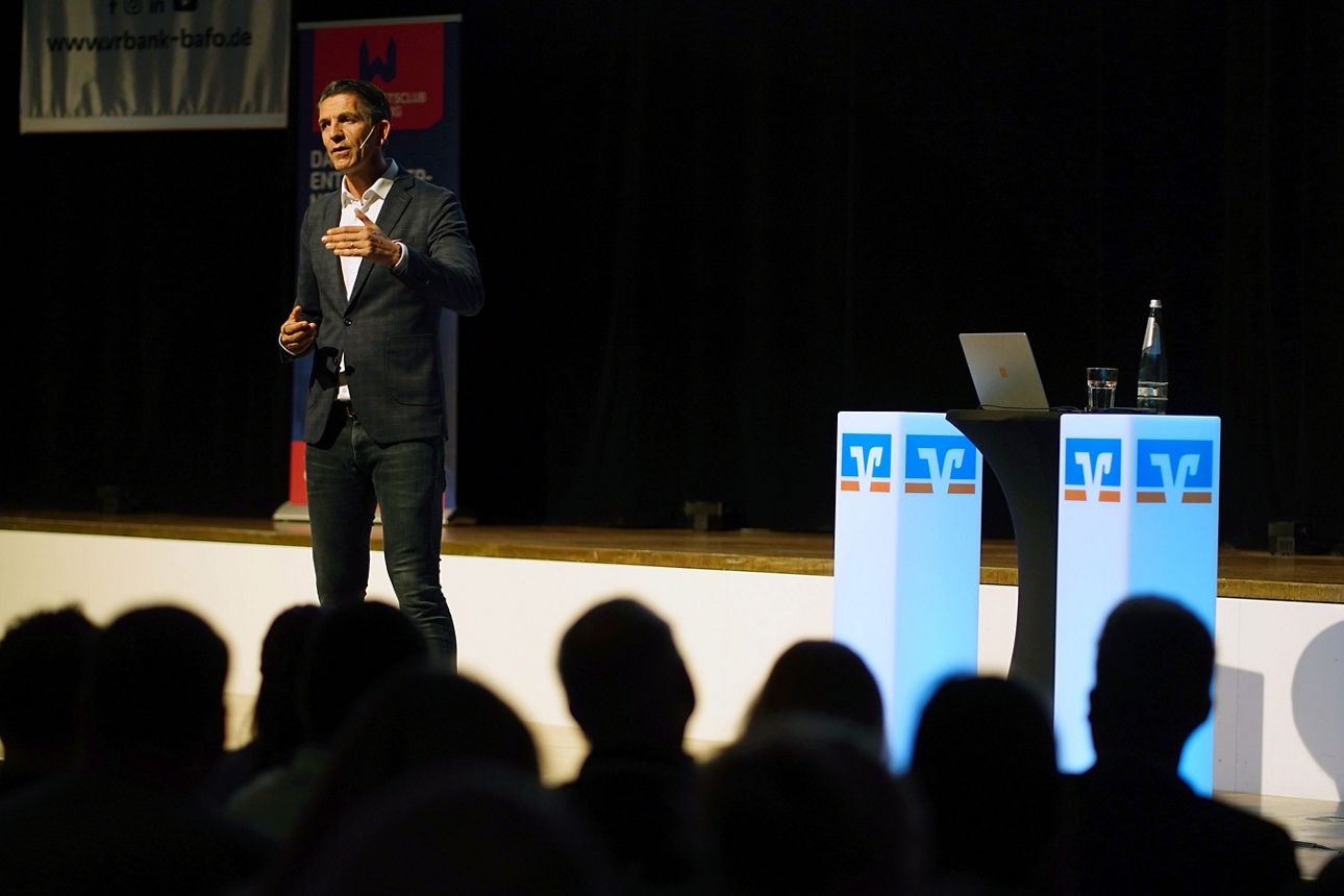 Deniz Aytekin bei seinem Vortrag im Hegelsaal der Bamberger Konzert- und Kongresshalle