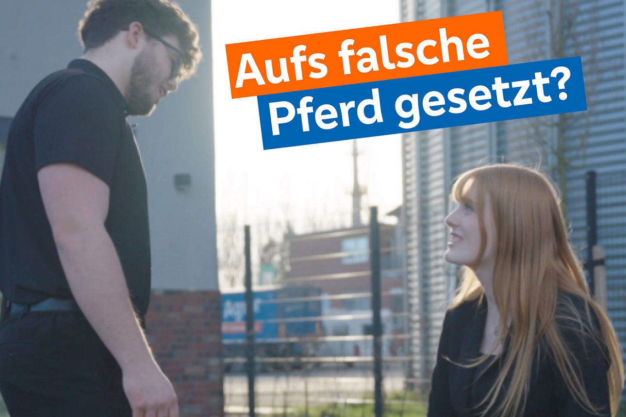 Ein junger Mann mit einer jungen Frau im freien. 