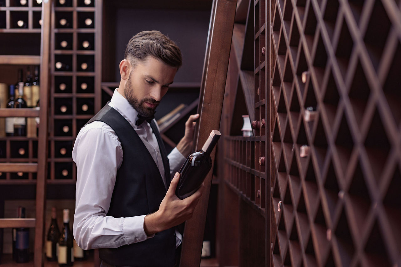Sommelier in Weinkeller