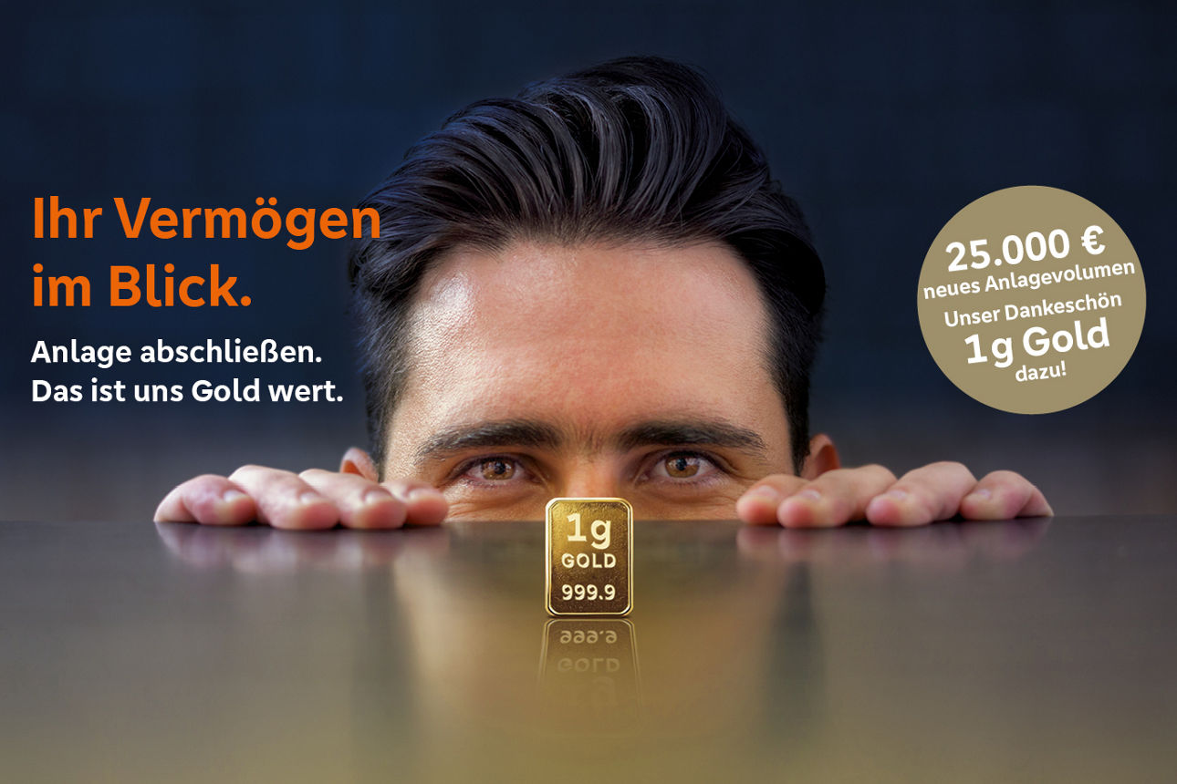 Mann schaut über die Tischkante auf 1 Gramm Gold