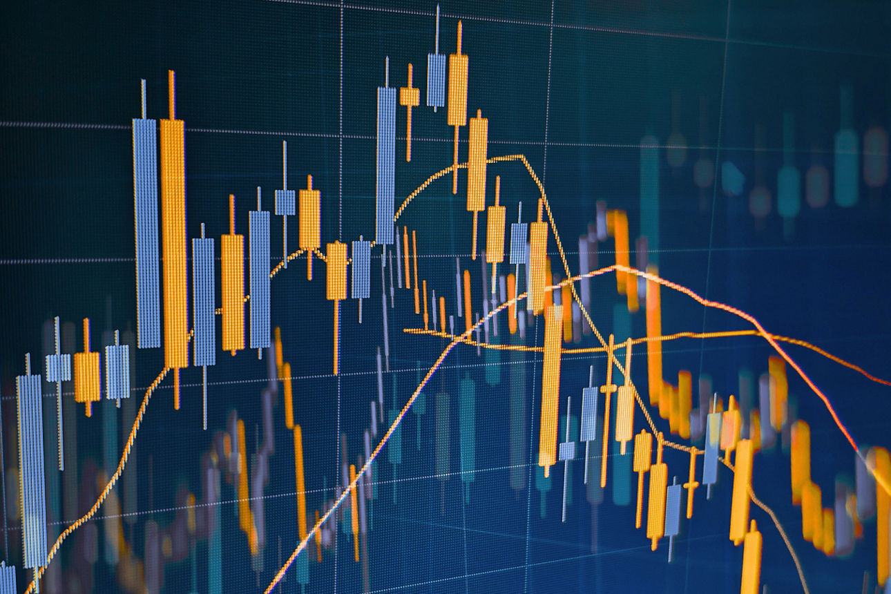 Börsenchart mit Kerzen, Linien und Kursverlauf auf dunklem Hintergrund.