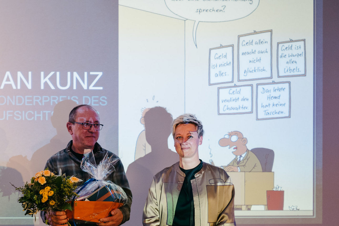 Claudia Körner überreicht den Preis des Aufsichtsrates an Jan Kunz.