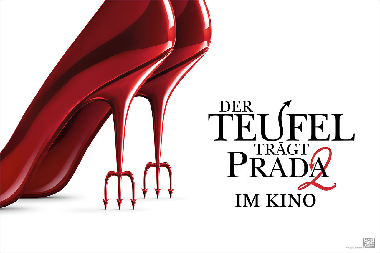 Ein Paar rote High Heels mit dem Filmnamen daneben