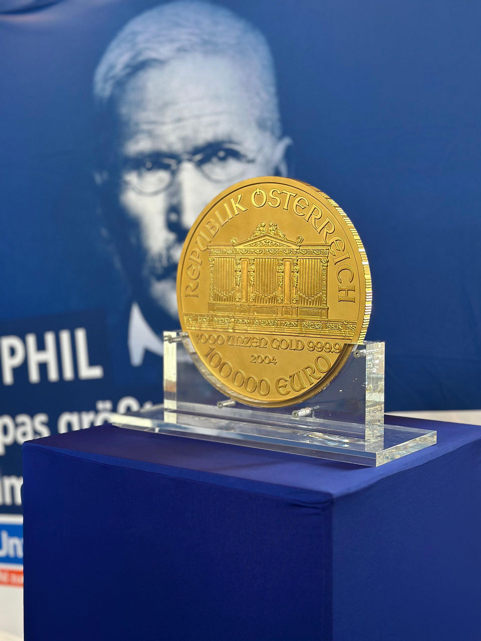 Die Goldmünze Big Phil vor blauem Hintergrund