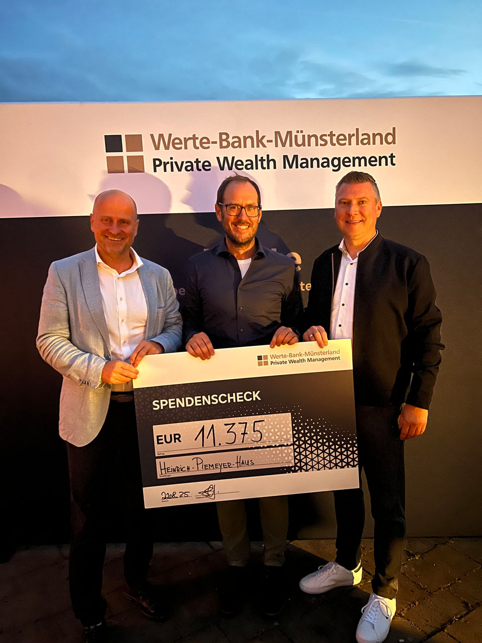 Das Bild zeigt Christian Seis, Heinrich-Piepmeier-Haus, (Mitte) mit Dietmar Dertwinkel und Christian Stengl (v.l.n.r.).