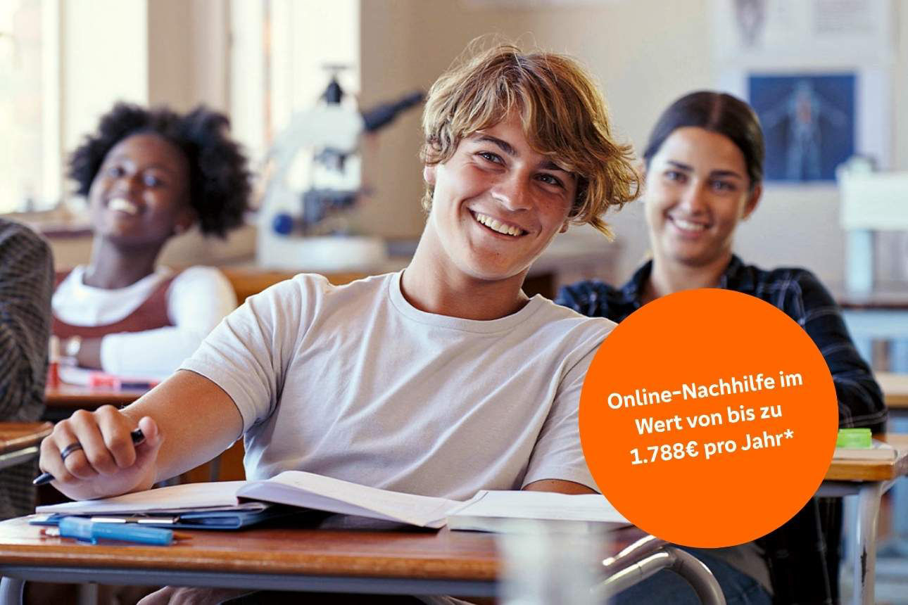 Schüler grinst im Klassenzimmer, Kreis mit Infos zur Nachhilfe