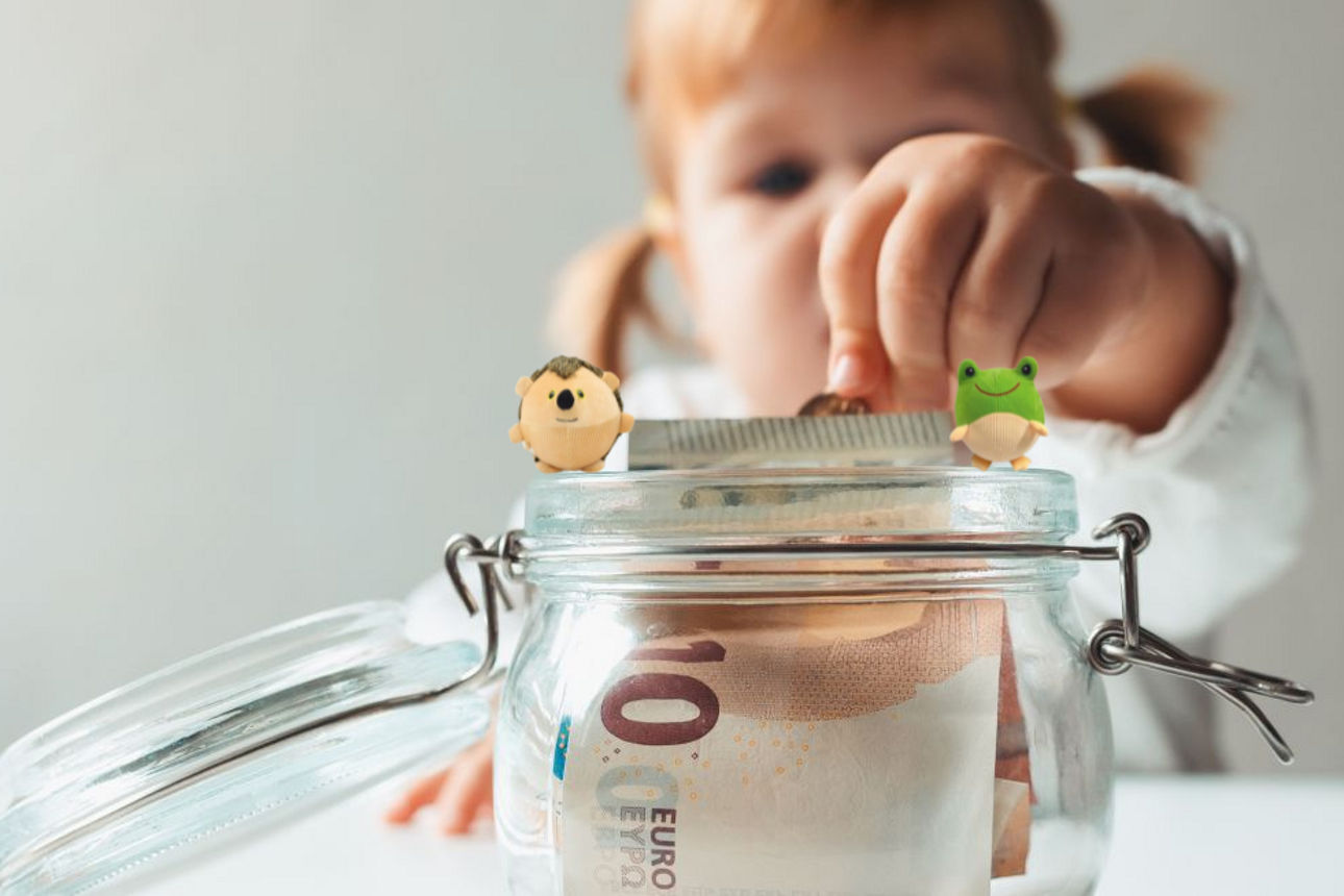 Mädchen wirft Geld in ein Glas