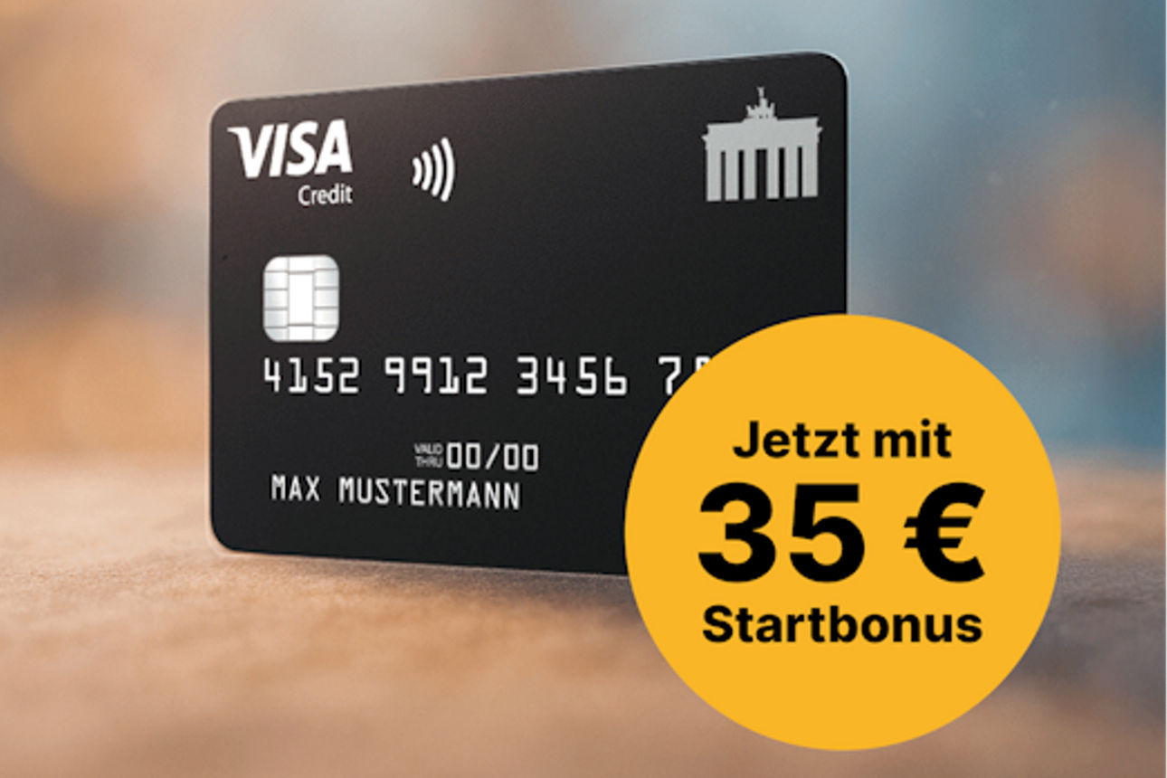 Lächelnde Frau mit Karte und Reise-Equipment