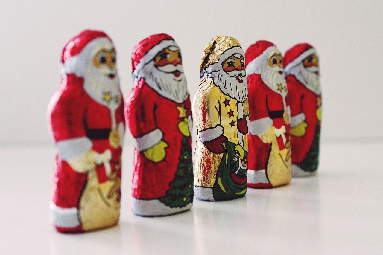 Dezember Titelbild mit Weihnachtsmännern