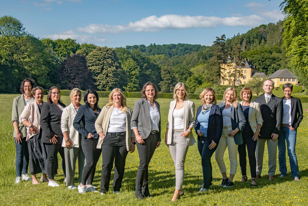 Gruppenbild unserer Mitarbeiter:innen DialogFiliale vor dem Schloss Strauweiler