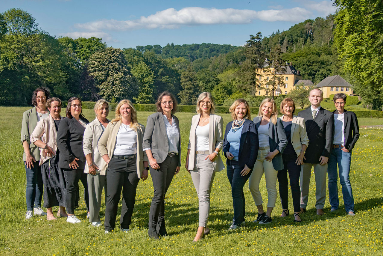Gruppenbild unserer Mitarbeiter:innen DialogFiliale vor dem Schloss Strauweiler