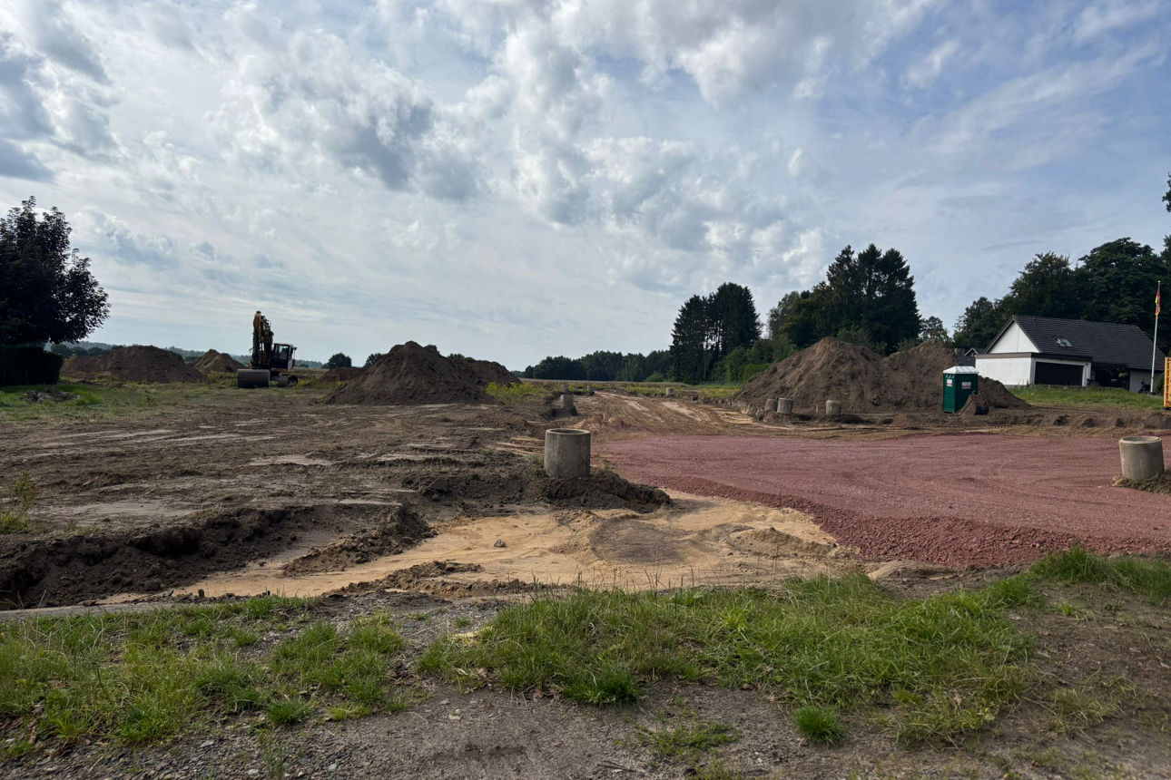 Blick auf das Baugebiet mit Bagger