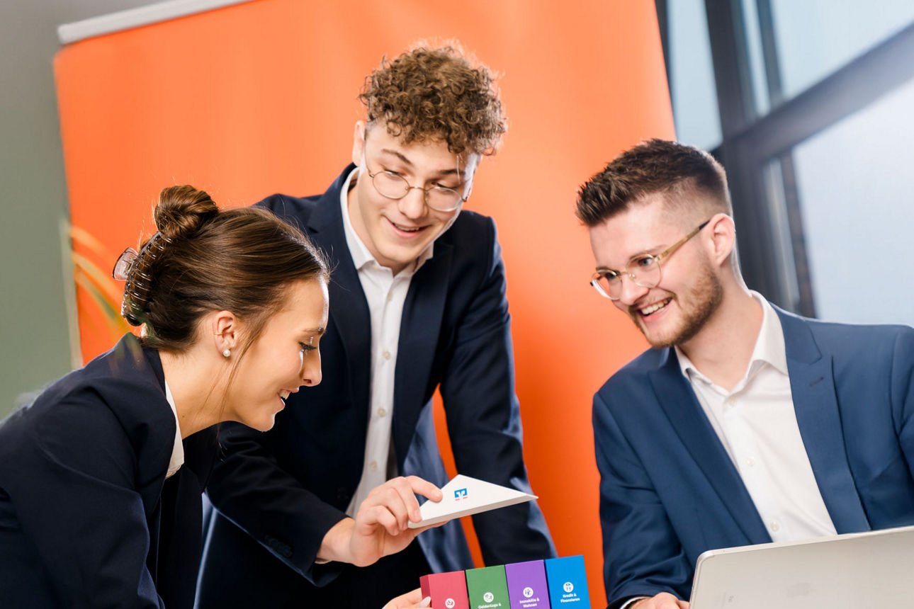 Die Auszubildenden Lea Pfister, Moritz Rohrmoser und Christopher Albert