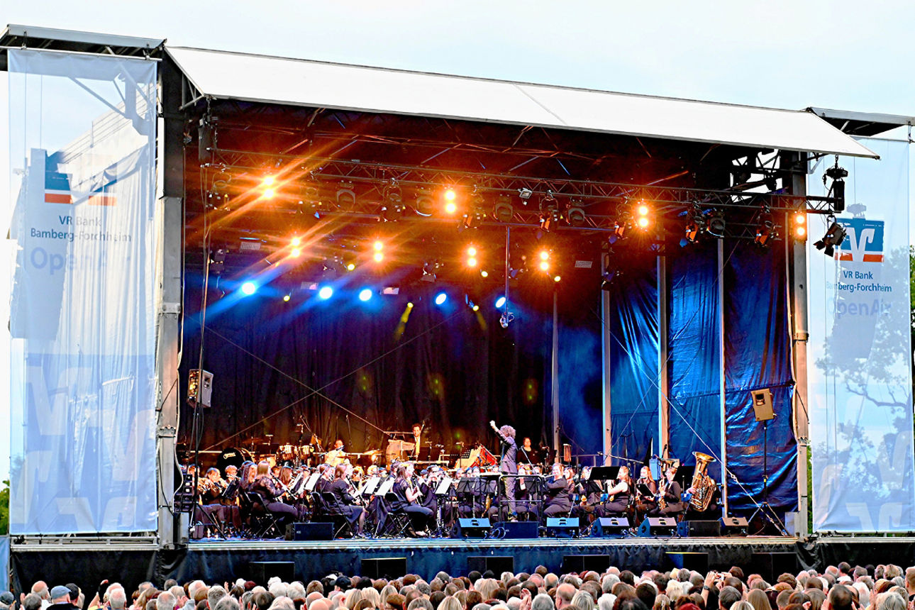 Die Bläserphilharmonie Forchheim auf der Bühne des VR Bank-OpenAir
