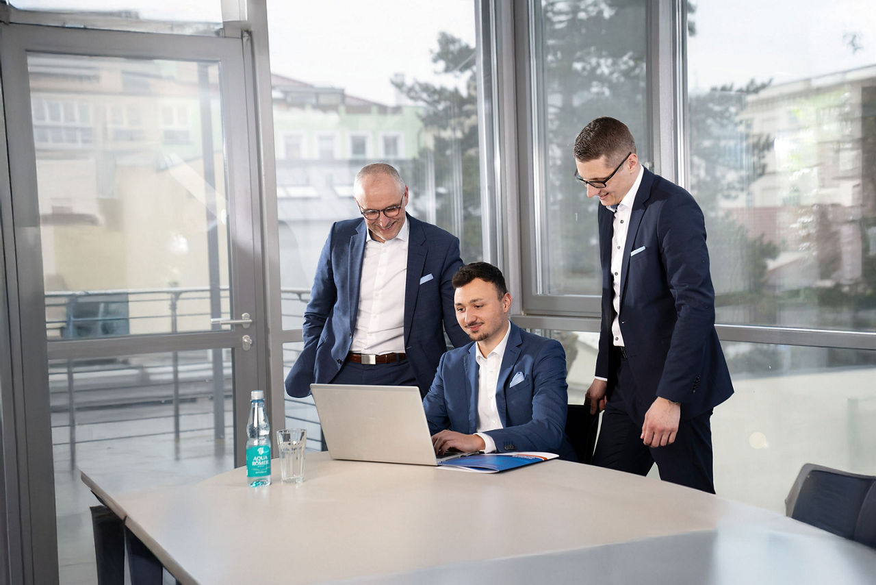 Die Firmenkundenberater Harald Hoch, Kay Ebitsch und Martin Haubner mit Laptop am Tisch