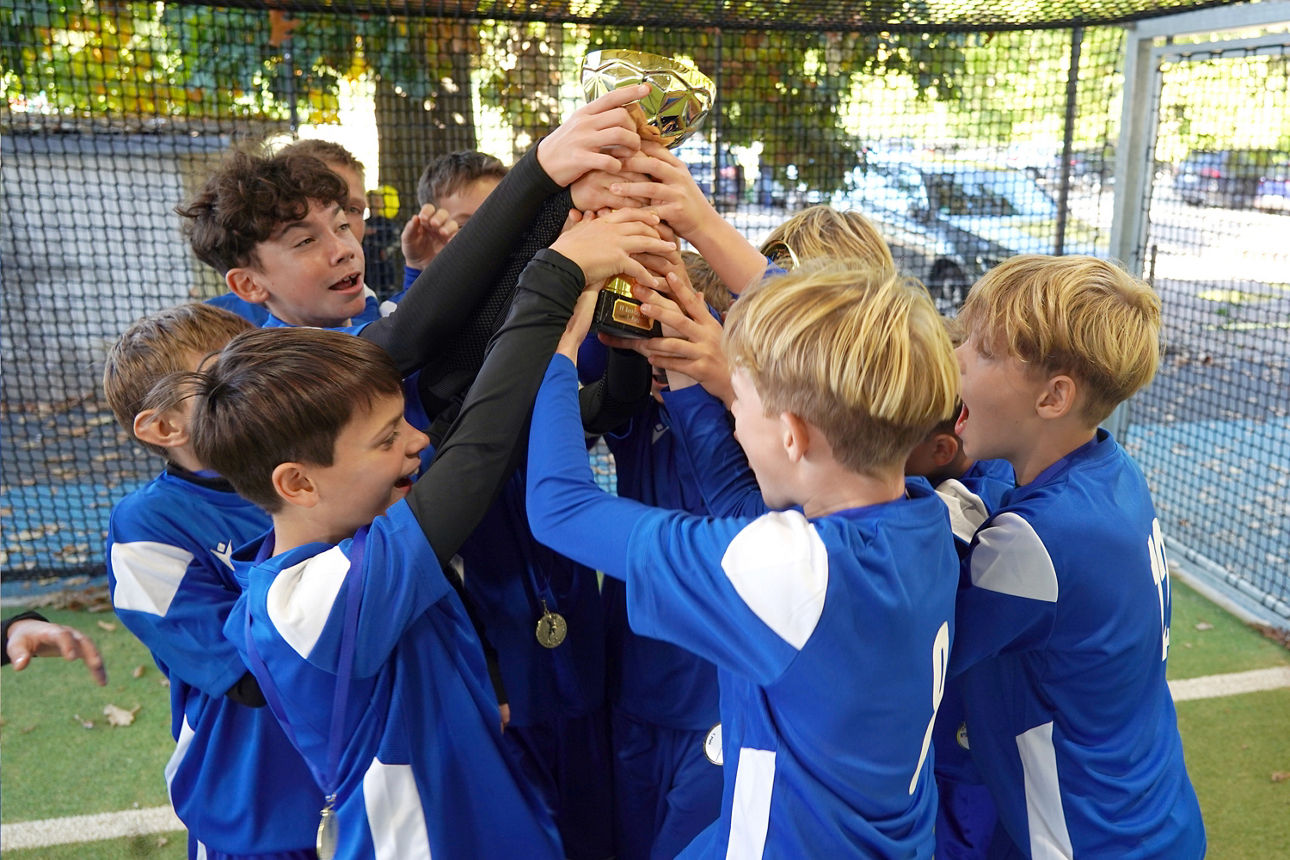 Die Spieler der JFG Steigerwald bejubeln ihren Turniersieg beim VR Bank Cup 2025