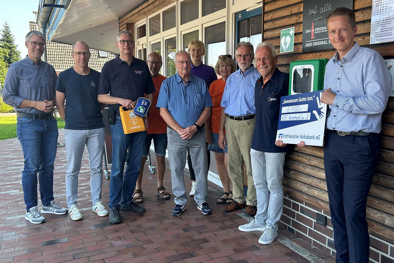 Mehrere Personen bei der Spendenübergabe