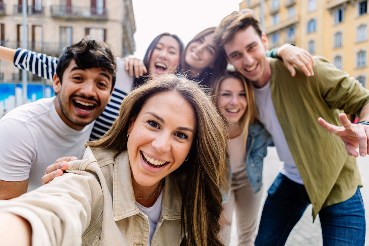 Eine Gruppe junger Leute macht ein Selfie von sich