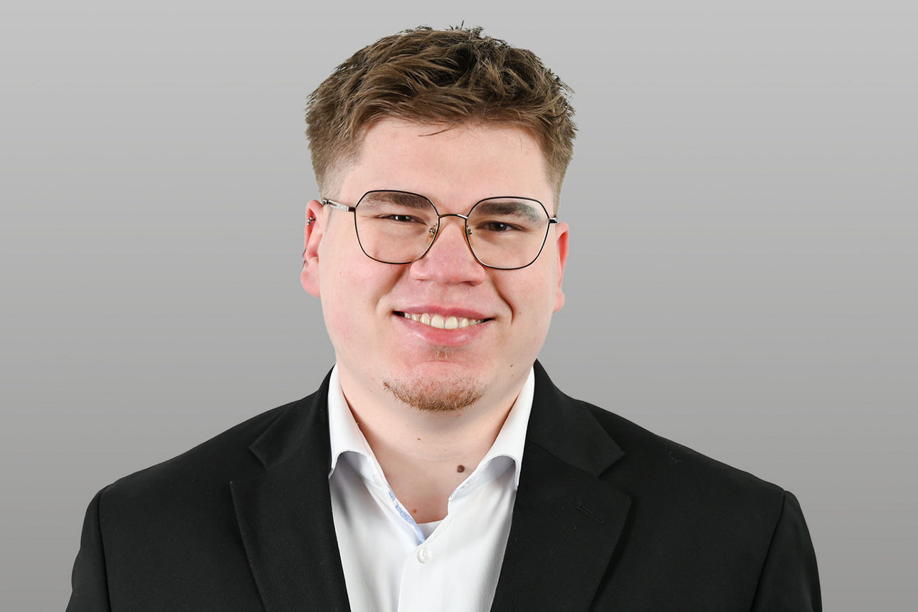 Finn Diedrichs, NextGenBeratung vor grauem Hintergrund
