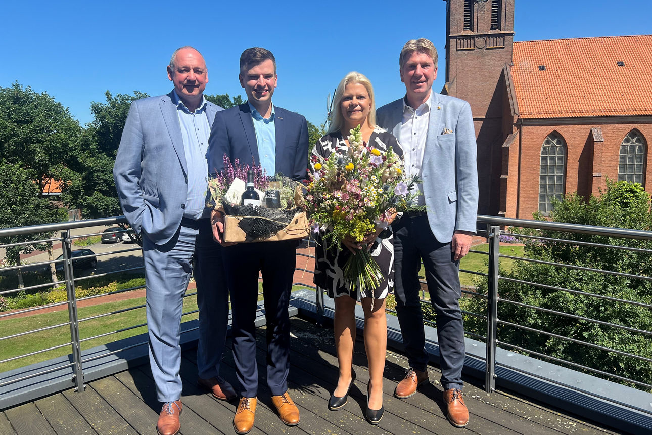 Vorstände Guido Reiners und Markus Lampig gratulieren Jubilare Steffi Elsen und Marius Westerkamp
