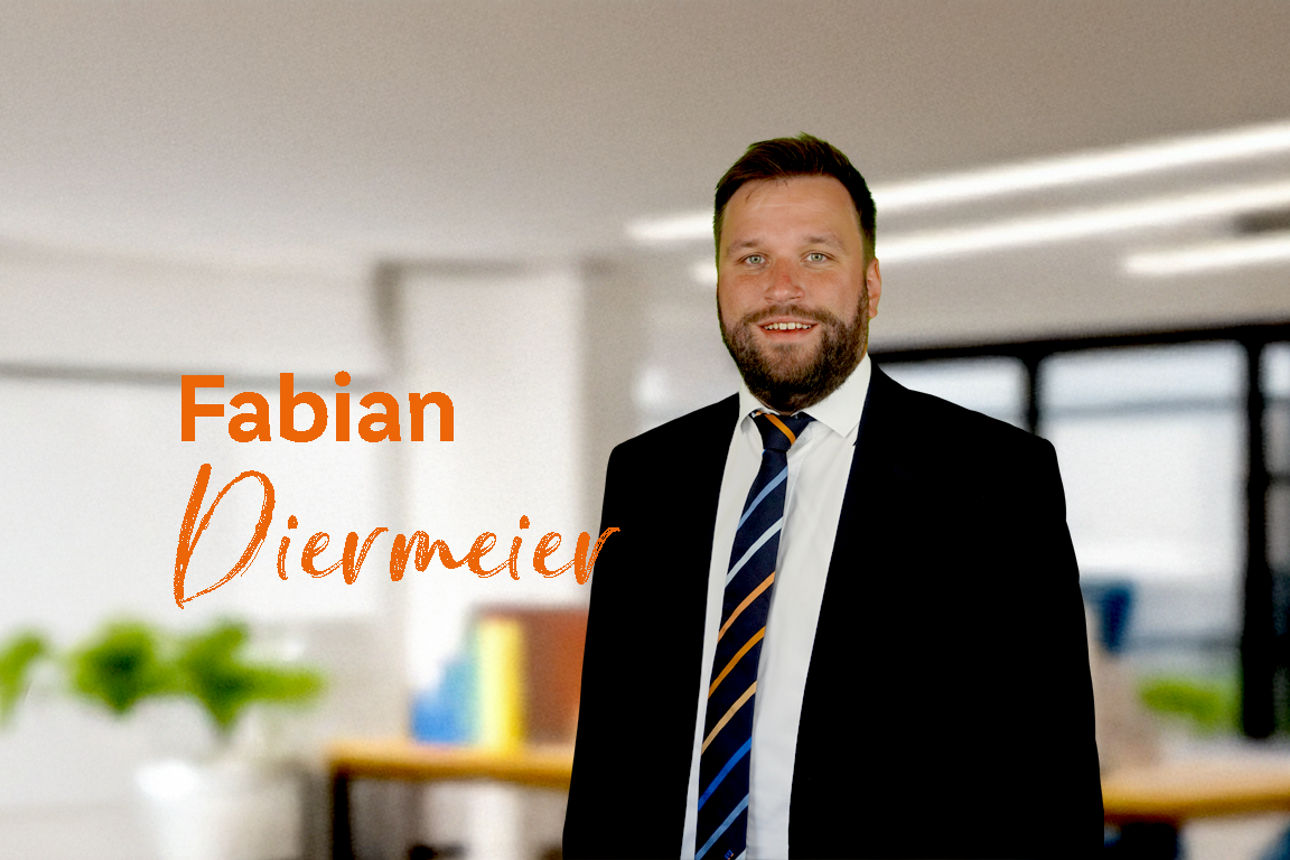 Das Bild zeigt einen Mann in einem Büro mit einem orangen Text "Fabian Diermeier"