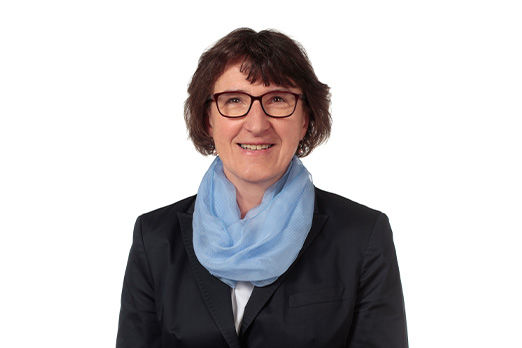 Freundlich lächelnde Frau im Anzug