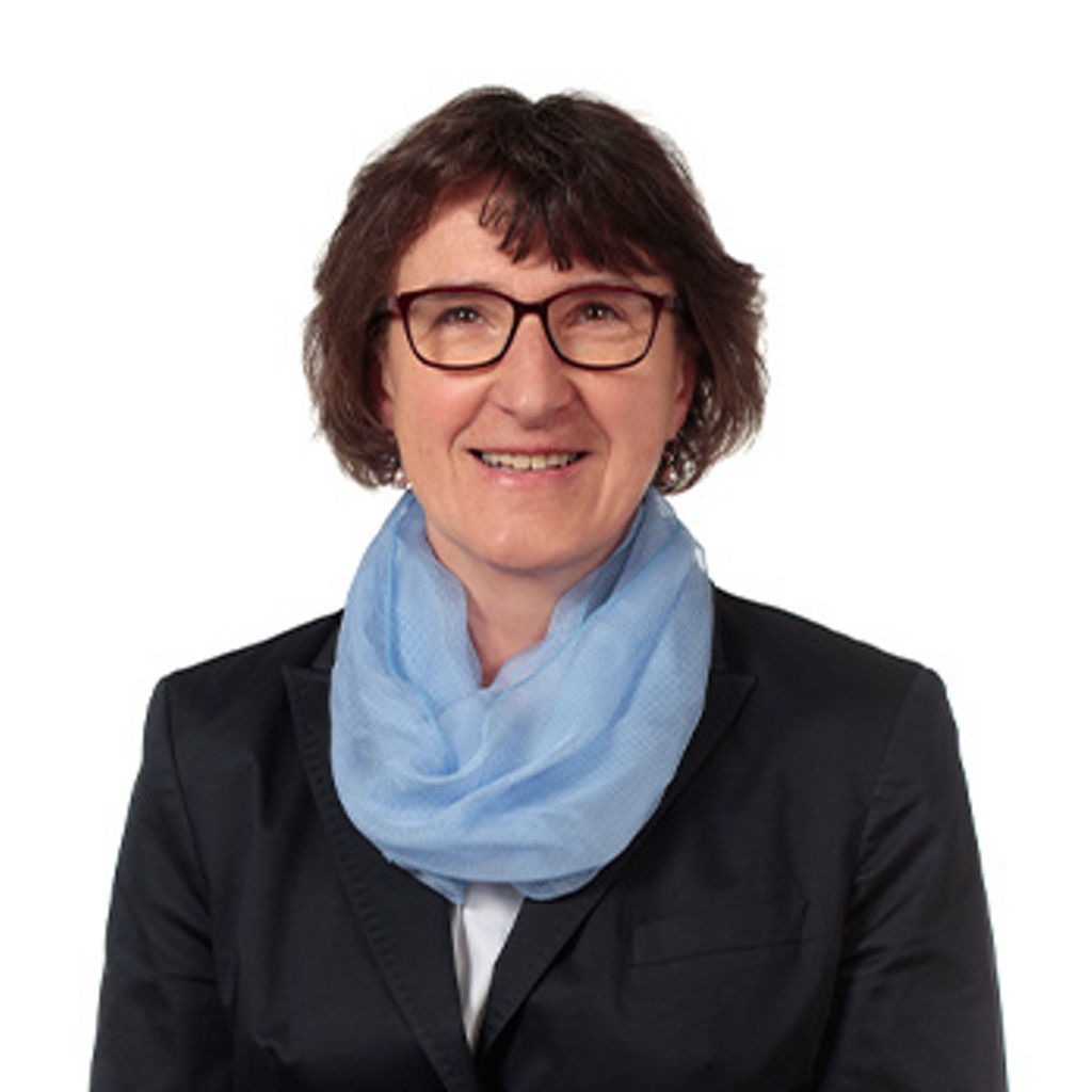 Freundlich lächelnde Frau im Anzug, unsere Kollegin im KundenDialogCenter Helga Diewald