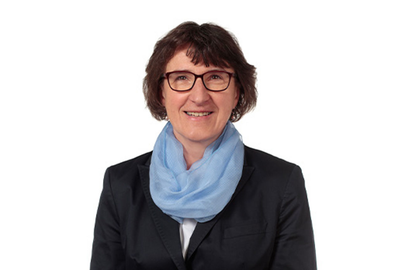 Freundlich lächelnde Frau im Anzug