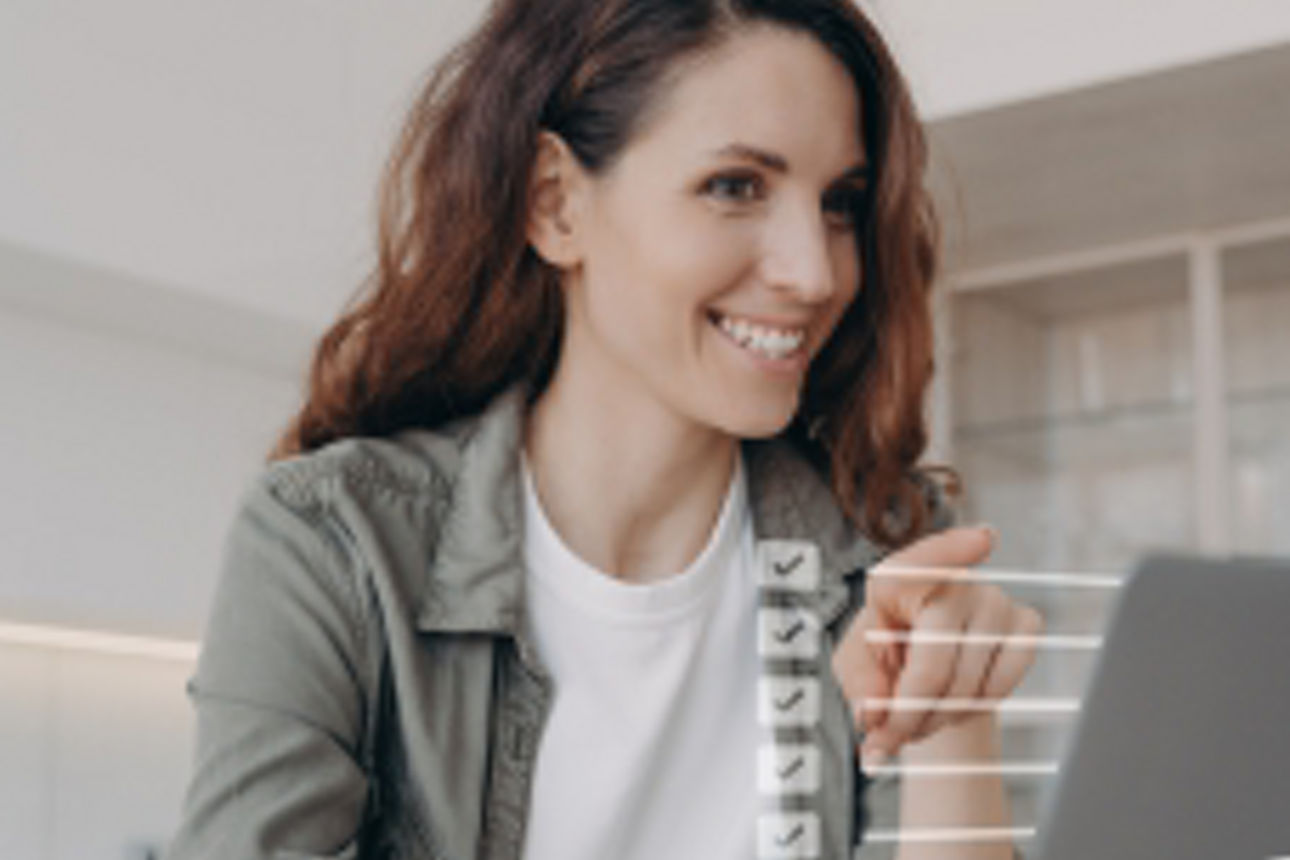 Frau mit Laptop sitzt vor Checkliste