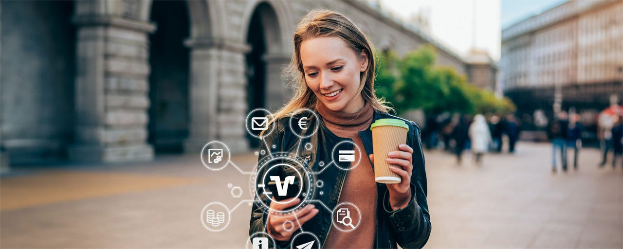 Junge Frau mit Becher und Smartphone in der Hand