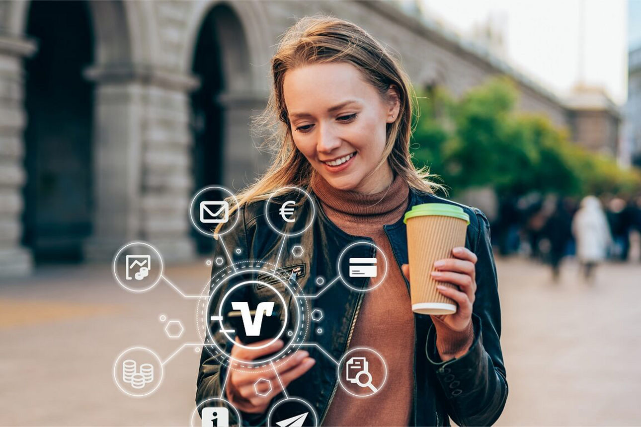  Junge Frau mit Becher und Smartphone in der Hand