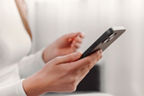 Smartphone in einer Frauenhand 