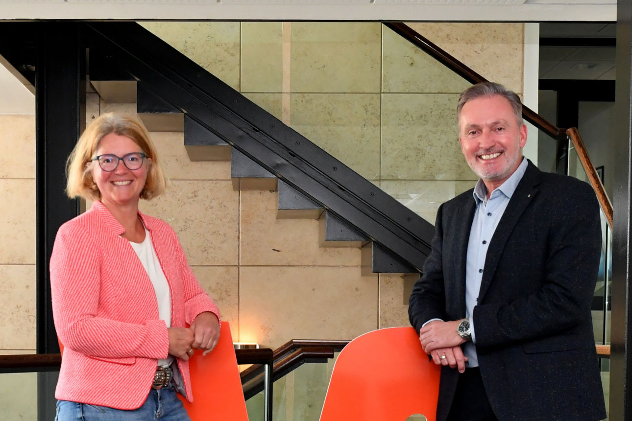 Dr. Susanne Schaefer (Geschäftsführerin ZNS-Stiftung) gemeinsam mit Holger Hürten (Vorstandsvorsitzender VR-Bank Bonn Rhein-Sieg eG)